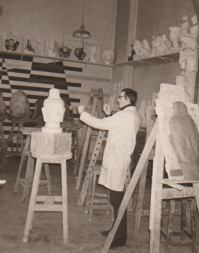 Il a étudié à l'Ecole des Beaux-Arts de Rennes ( ici dans l'atelier de Francis Pellerin en 1964) et à l'Ecole des Beaux-Arts de Bordeaux